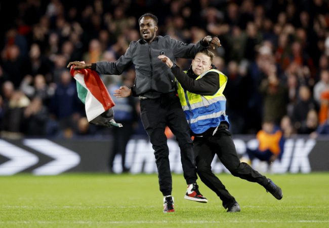 اقتحام للملعب وأعلام بإسبانيا وهولندا.. القضية الفلسطينية حاضرة في الملاعب الأوروبية