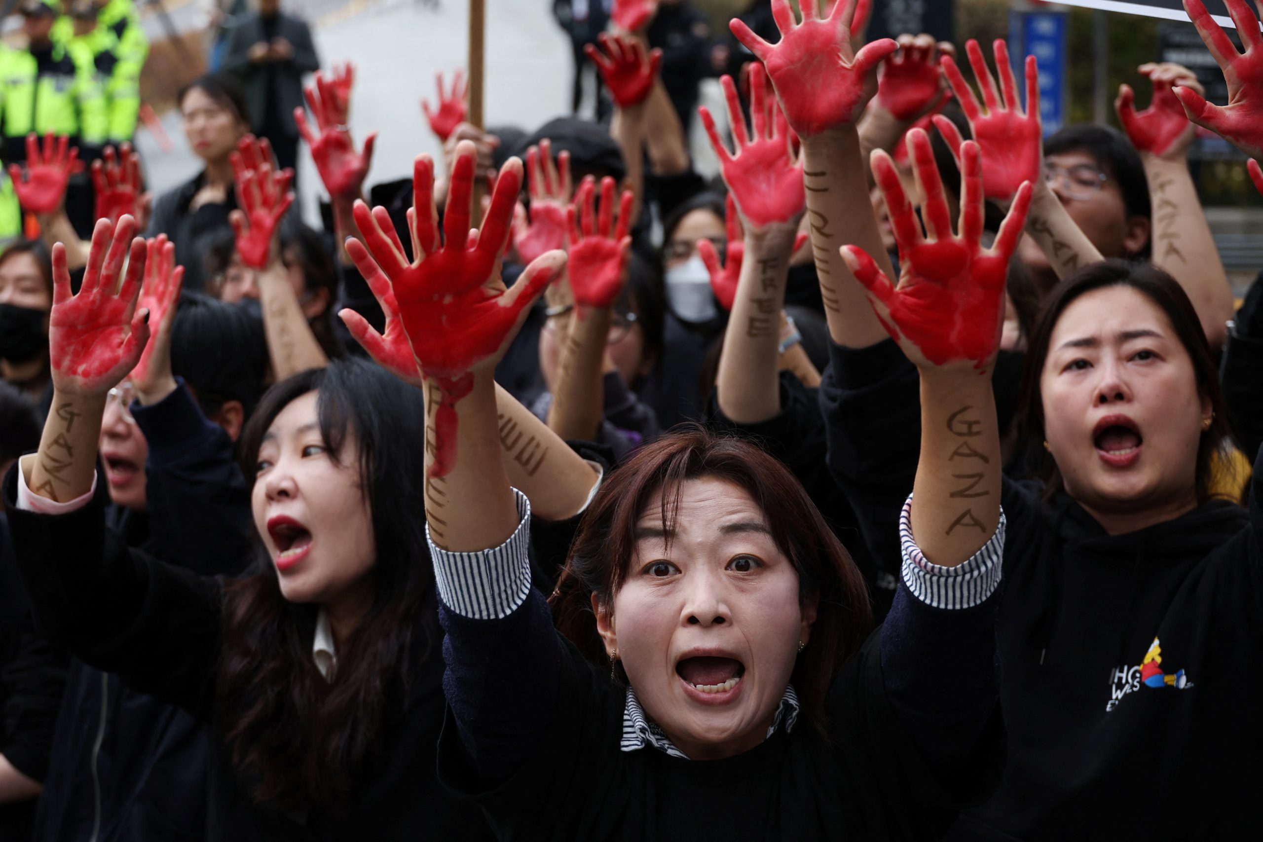 بأيادٍ مخضبة باللون الأحمر.. نشطاء بكوريا الجنوبية يرفضون زيارة بلينكن وينددون بمواصلة قصف غزة