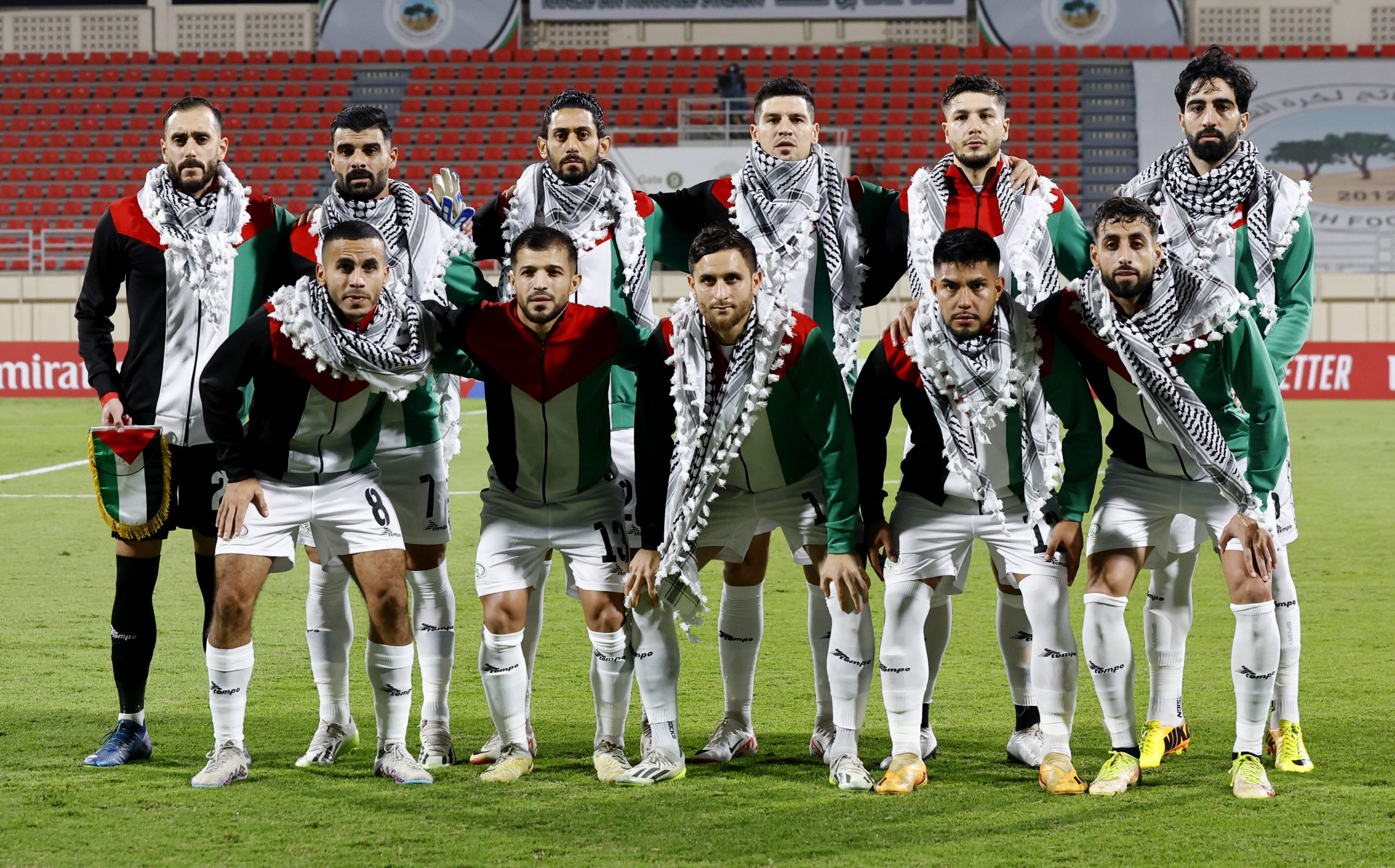أبدعوا في دعم فلسطين بطرق مبتكرة.. هكذا أكرمت جماهير الكويت ضيافة المنتخب الفلسطيني (فيديو)