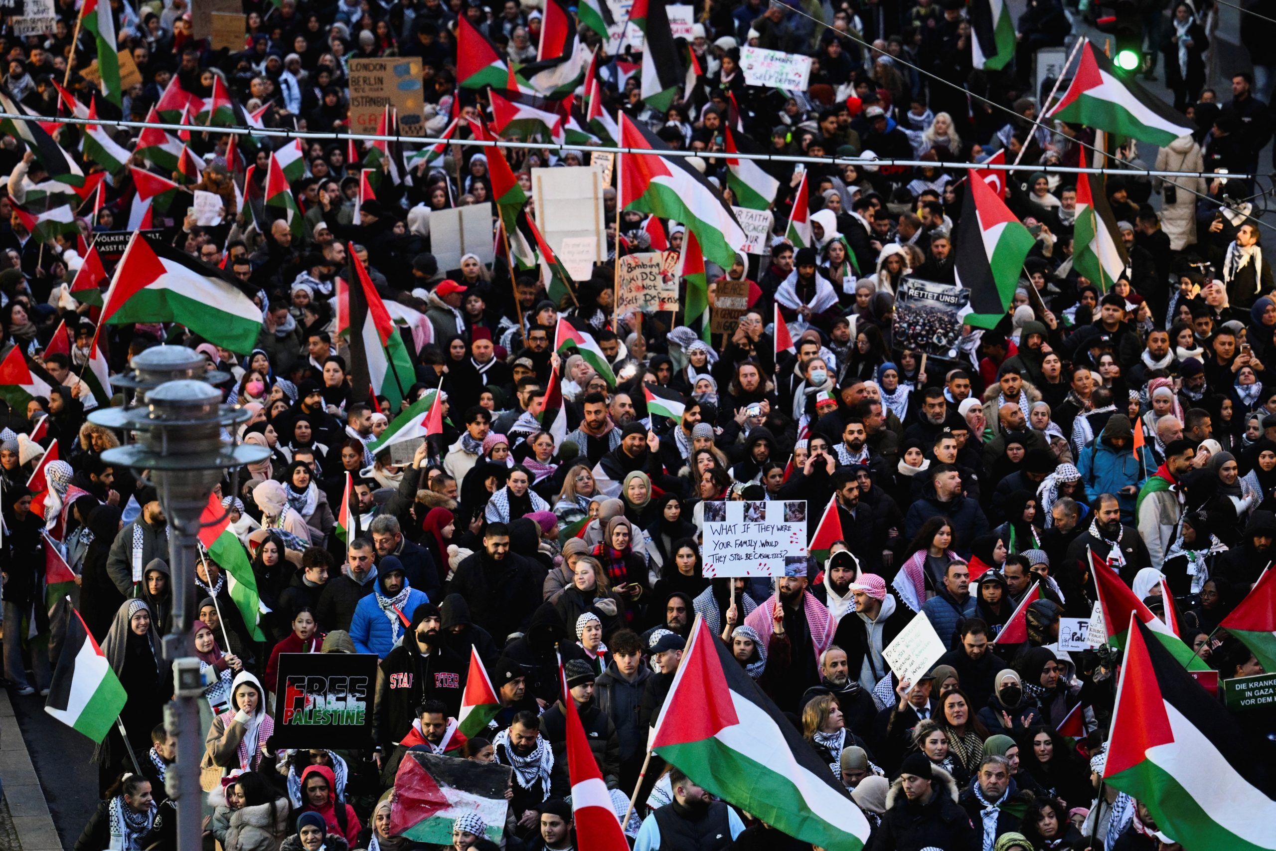 قمع الشرطة الألمانية لمتظاهرين