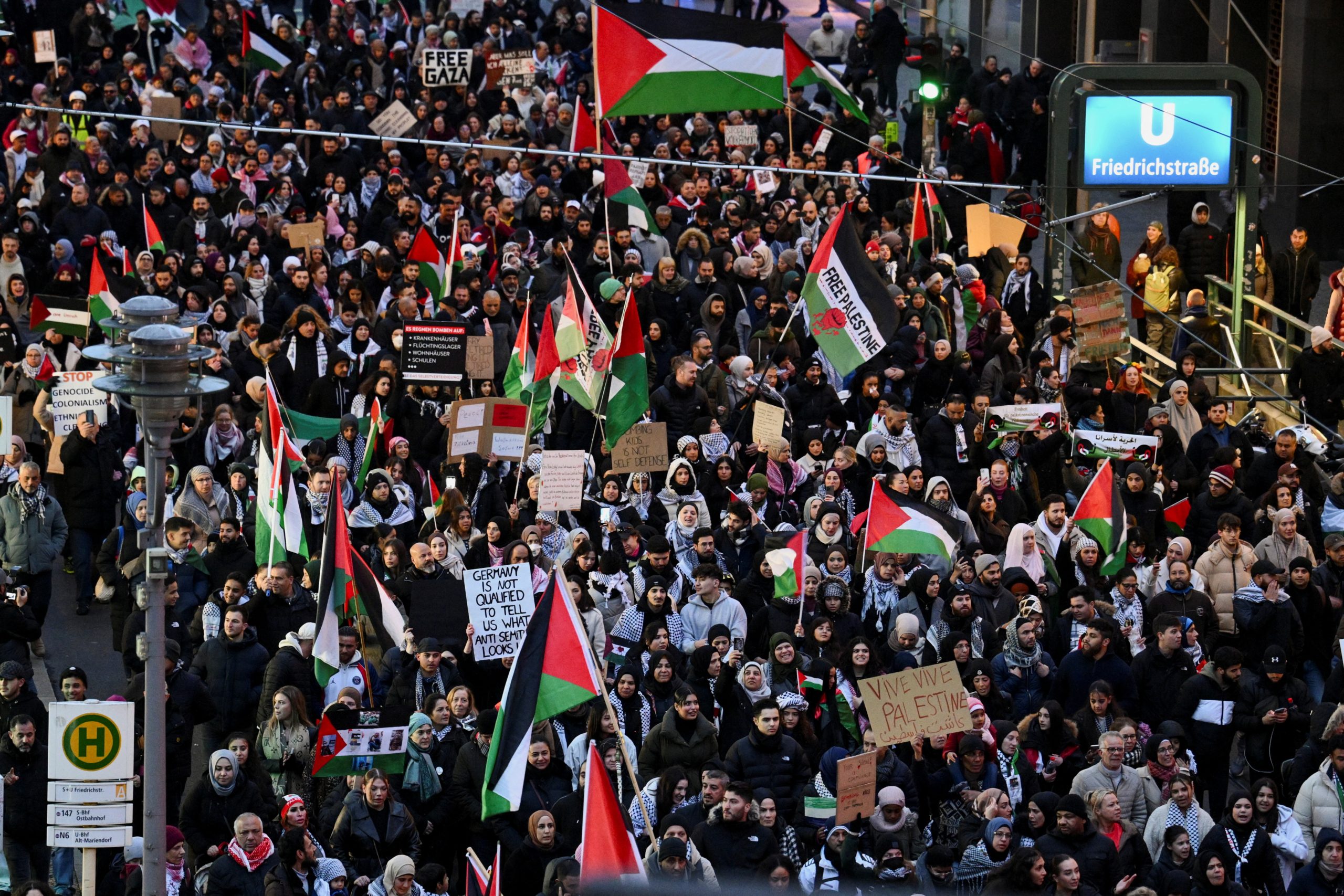 تواصل الاحتجاجات في أوروبا دعماً لغزة.. عشرات الآلاف تظاهروا في ألمانيا والدنمارك والسويد وإيطاليا ونددوا بمجازر الاحتلال