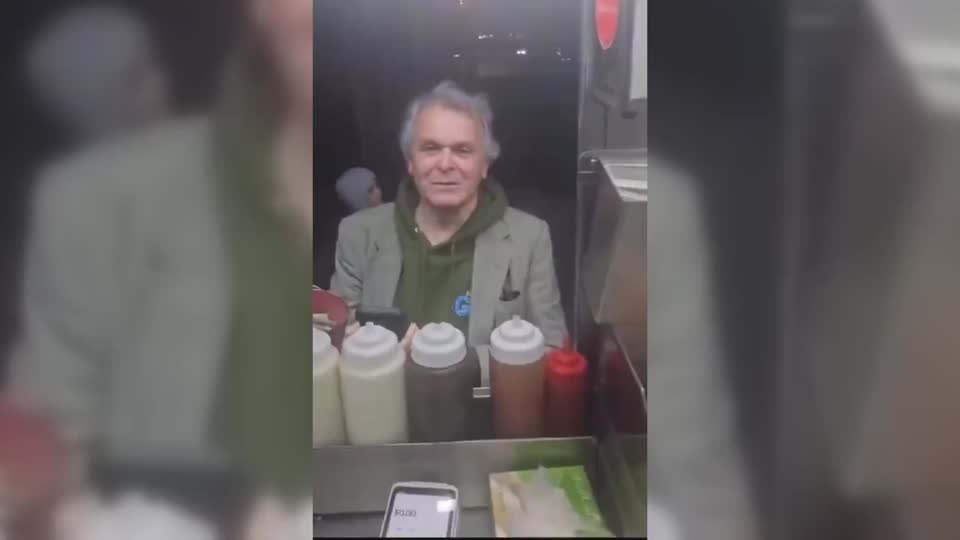 عامل البناء الذي تصدى لـ”تنمر” سياسي أمريكي على بائع مصري بنيويورك بسبب فلسطين: أنا لست بطلاً