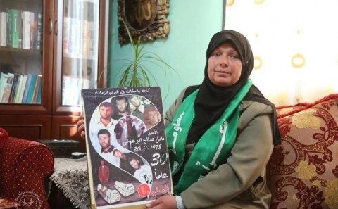 حنان البرغوثي من الدفعة الأولى من الأسرى المفرج عنهم - الأناضول