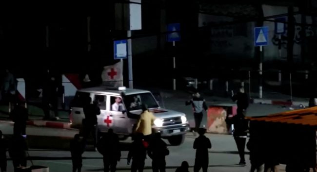 “القسام” تعلن وفاة أحد الأسرى لديها بسبب نقص الغذاء والدواء: المرض بات يهدد حياة عددٍ منهم (فيديو) 