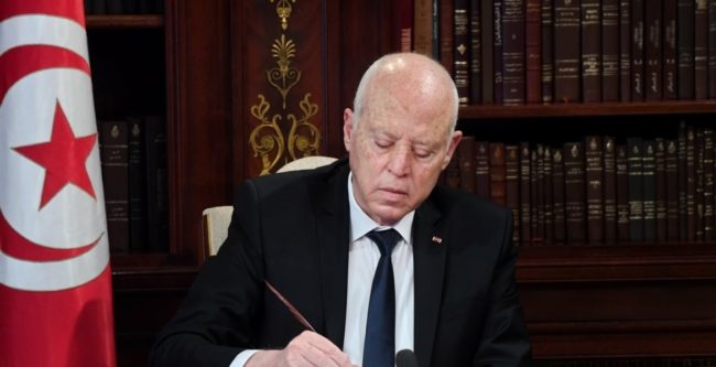 “قيس سعيد يقدم نفسه حاميًا للأخلاق”.. سياسيون وحقوقيون تونسيون يعددون مخاوفهم من حملة استهداف نشطاء “تيك توك”