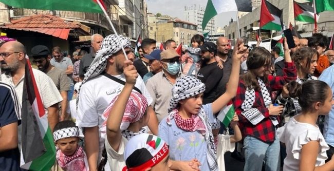 مسيرة ليلية في بغداد نصرة لغزة.. المتظاهرون أدانوا جرائم الاحتلال وتعهدوا بكسر الحصار (فيديو)