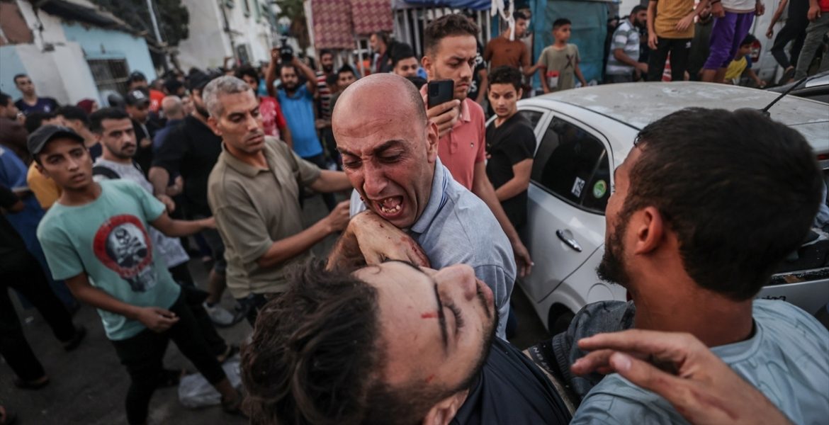 الإعلام الغربي لا يصدّق الفلسطينيين حتى لو حملوا جثث أطفالهم أمام الكاميرا/ الأناضول