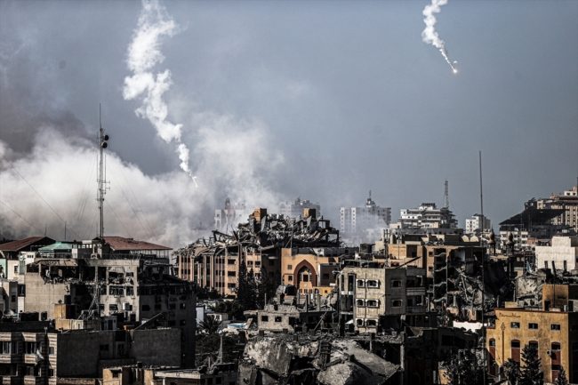 ارتدوا أكفاناً وناموا على الأرض داخل إحدى محطات مترو الأنفاق.. هكذا تضامن شبان أتراك مع غزة (فيديو)