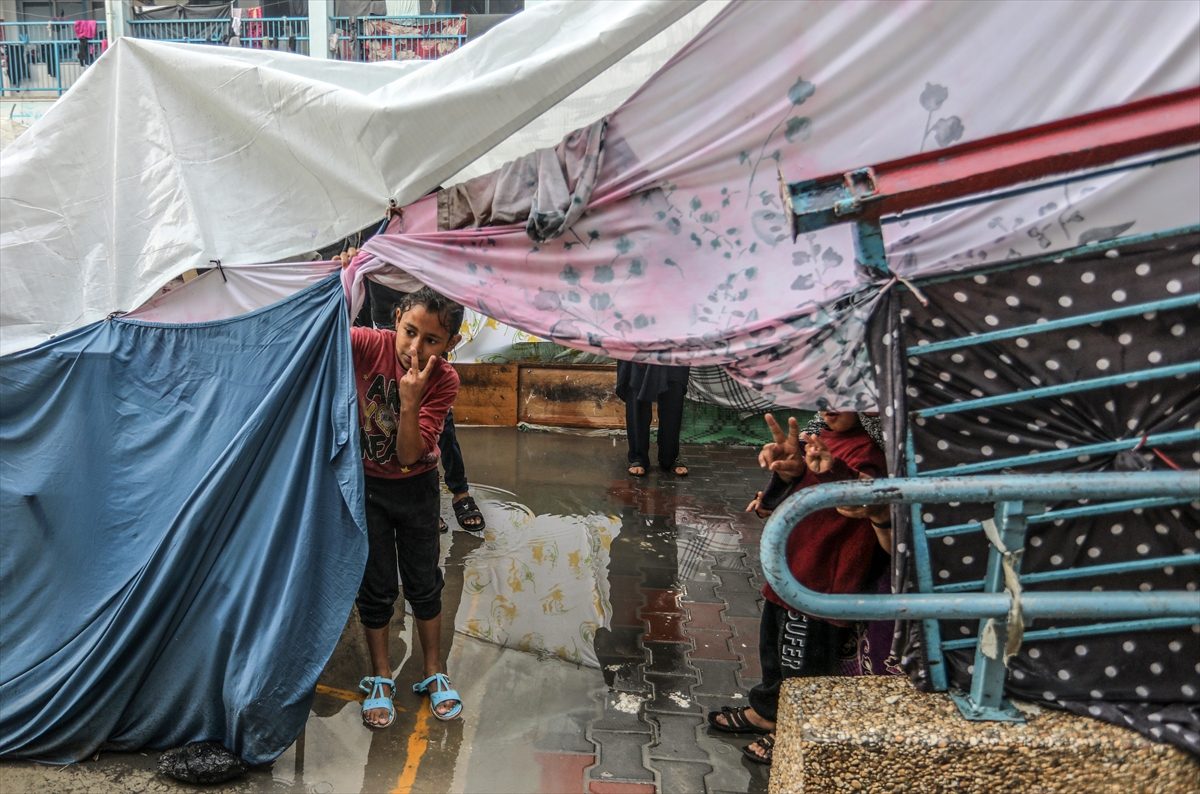 “الغذاء والمياه النظيفة ترف لا يستطيعون تحمّل تكلفته”! الفلسطينيون بغزة يعانون بعد أن أجبرهم الاحتلال على ترك منازلهم