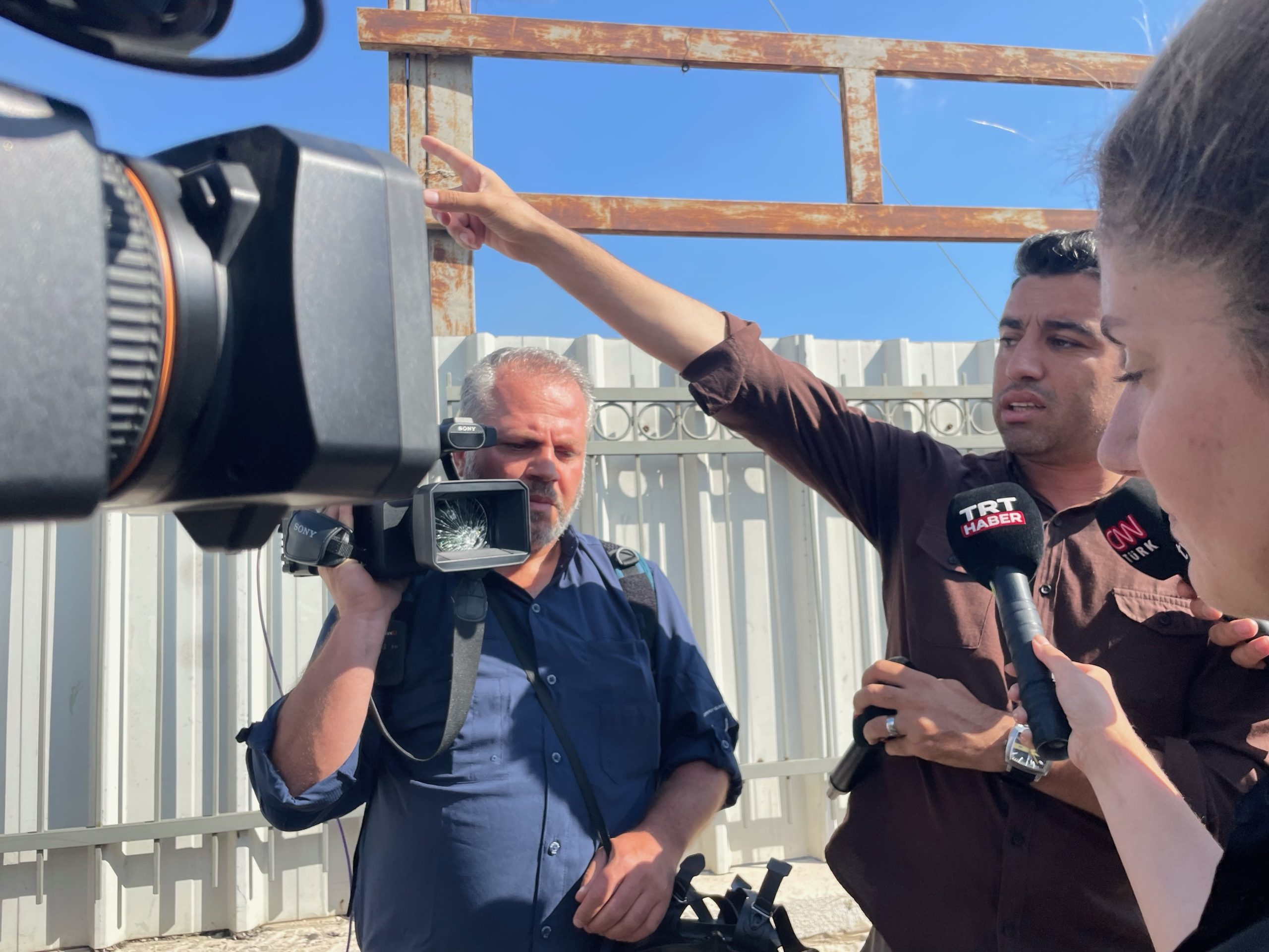 أشهر السلاح بوجه مذيع تركي.. شرطة الاحتلال تطلق سراح إسرائيلي استهدف فريق “تي آر تي” الرسمية