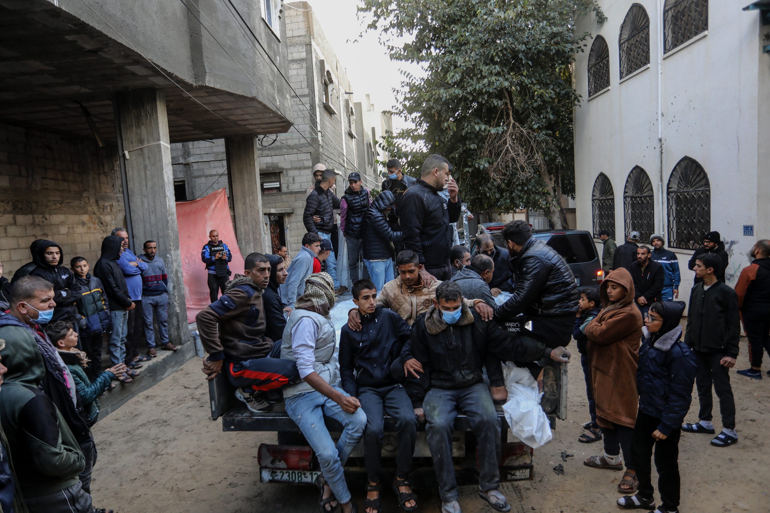 75% من شهداء غزة أطفال ونساء وشيوخ.. الأونروا: 1.7 مليون نزحوا في القطاع بلا مساعدات إنسانية