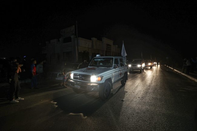 مشهد لمحتجزة إسرائيلية يثير تفاعلاً كبيراً.. ظهرت في صفقة التبادل رفقة كلبها وإشادة بالمقاومة