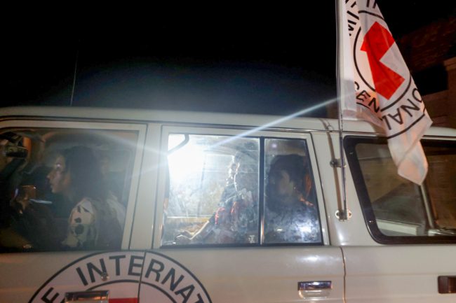 إشادة واسعة بطريقة تعامل “القسام” مع الأسرى الإسرائيليين.. غادروا غزة وهم يبتسمون لمقاتلي المقاومة