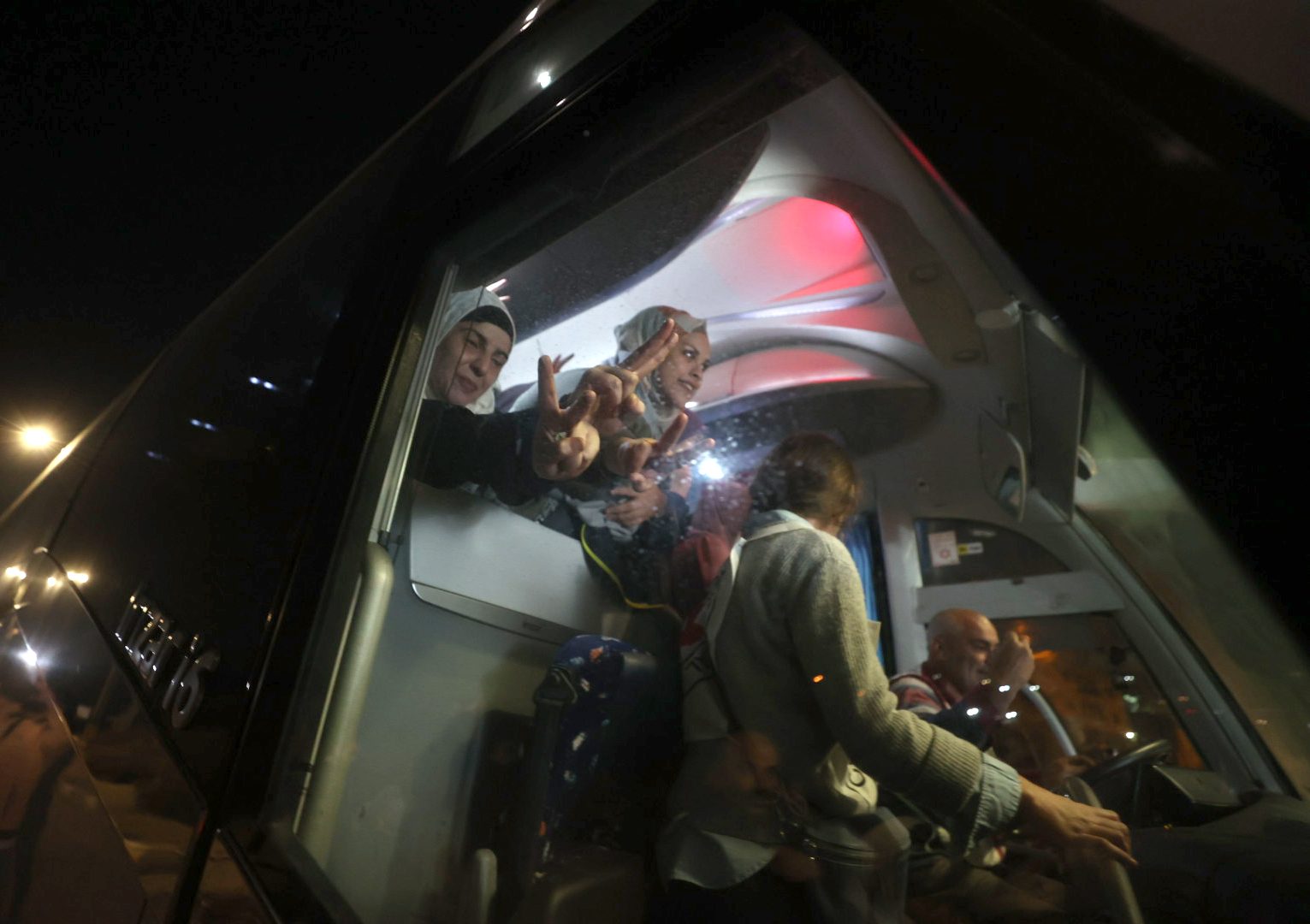 أسيرات فلسطينيات محررات في صفقة التبادل: الاحتلال سلبنا كل حقوقنا بعد طوفان الأقصى وتعمد إذلالنا