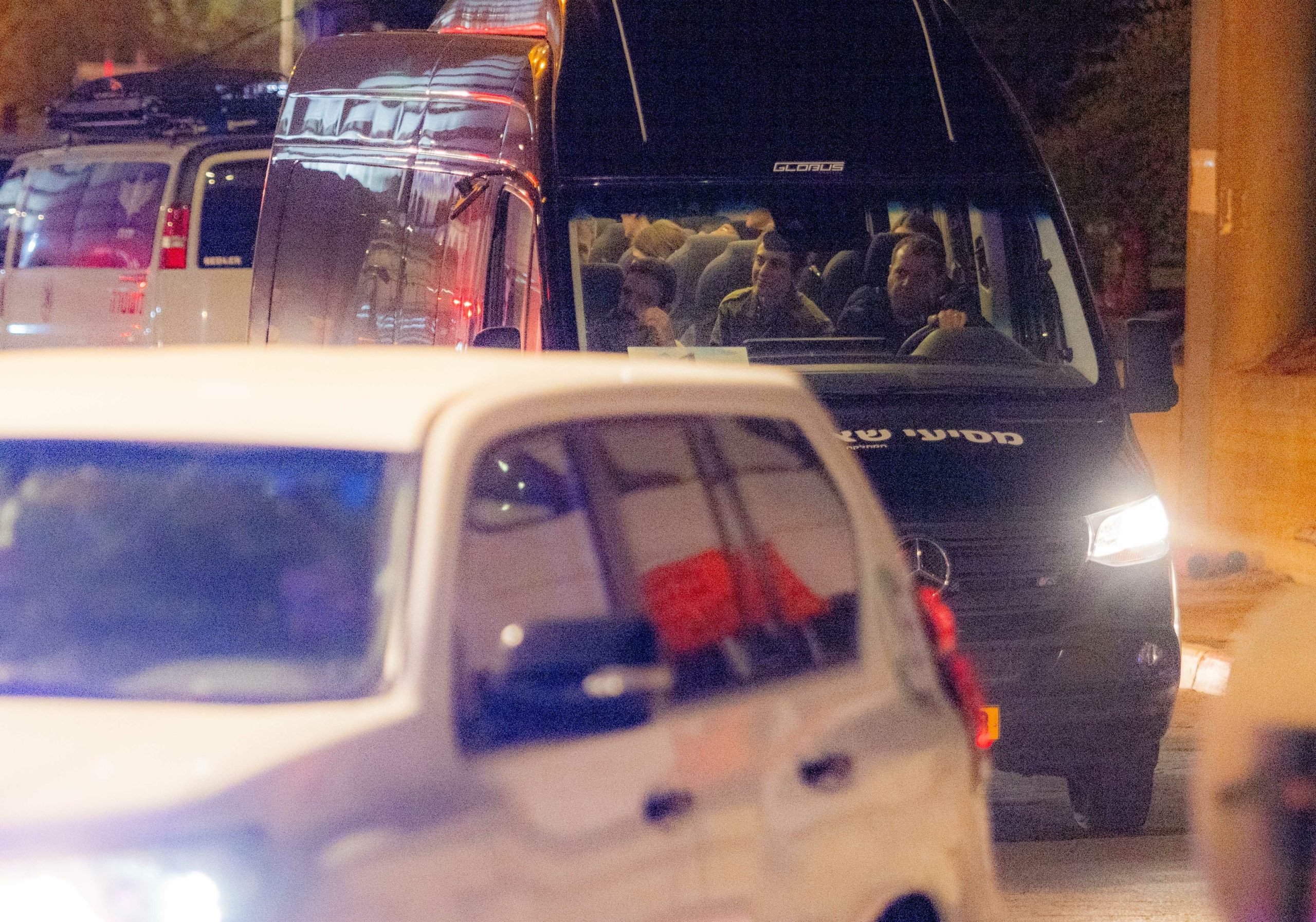 بدء المرحلة الثالثة من صفقة التبادل.. “القسام” تعلن تسليم الصليب الأحمر 13 إسرائيلياً و3 تايلانديين وروسياً