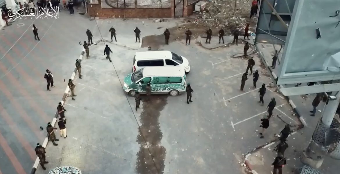 القسام سلمت الصليب الأحمر الأسرى الإسرائيليين في 