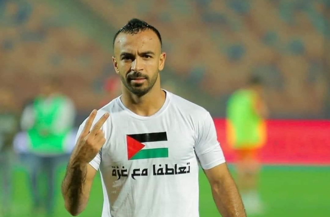 “أقل ما يمكن تقديمه للشعب الفلسطيني”.. “قفشة” يعرض قميص “نهائي القرن” في مزاد دعماً لغزة