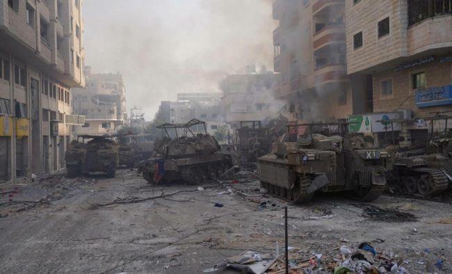 صور لآليات عسكرية إسرائيلية داخل غزة تثير الجدل حول تدميرها من عدمه.. والمقاومة تعلن تدمير 10 آليات جديدة