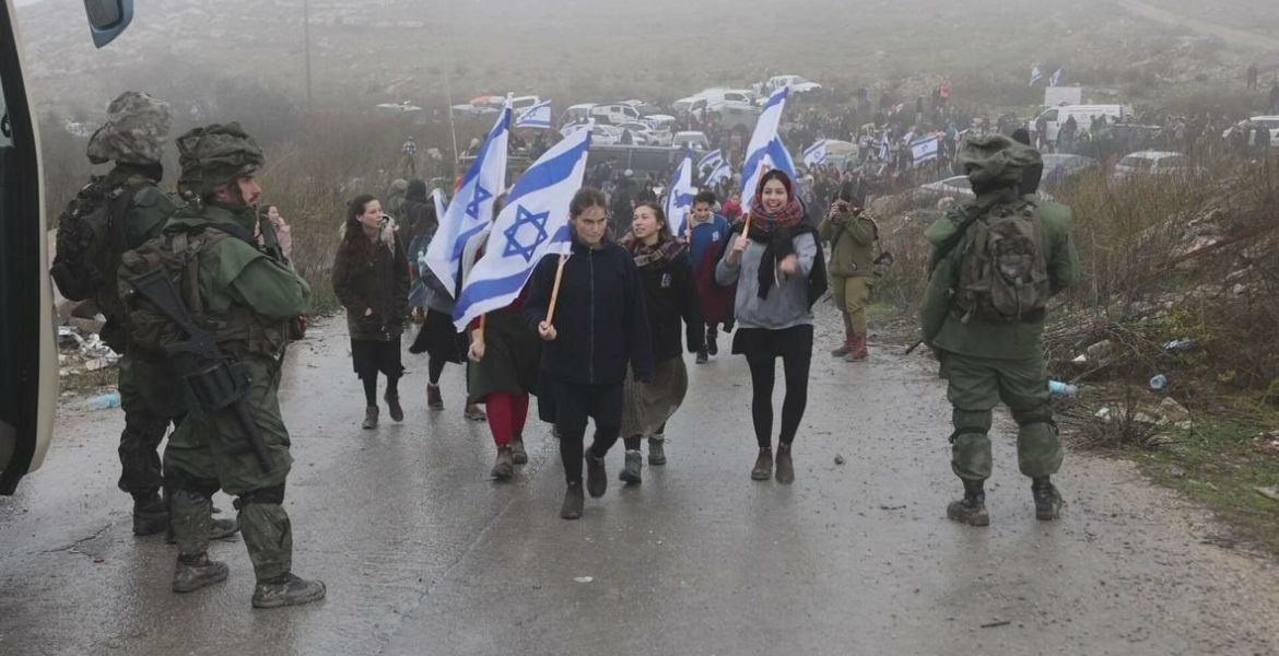 مسيرة للمستوطنين الإسرائيليين تجاه قرية برقة المقام على أجزاء منها مستوطنة 