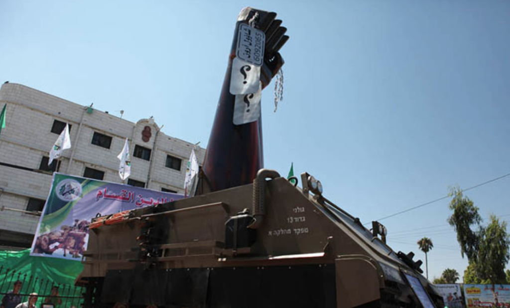 قبضة المقاومة.. قصة النصب التذكاري الذي ظهر في مقطع إطلاق سراح الدفعة الثالثة من الأسرى الإسرائيليين بقلب مدينة غزة