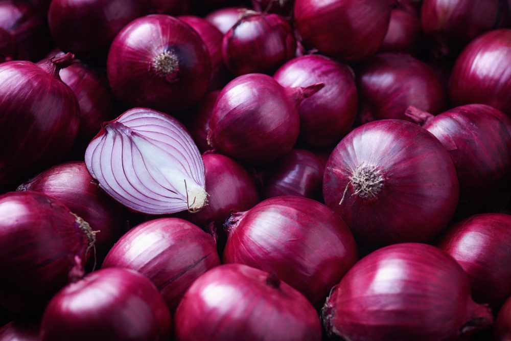 يمكن توليد الطاقة باستخدام البصل ومشروبات الطاقة - ShutterStock