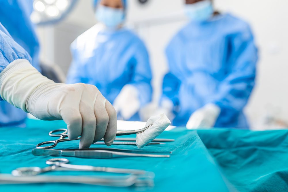 قد يحتاج الأطباء إلى بتر طرف أو أكثر لمصابي الأحداث المؤلمة مثل الحروب- Shutterstock