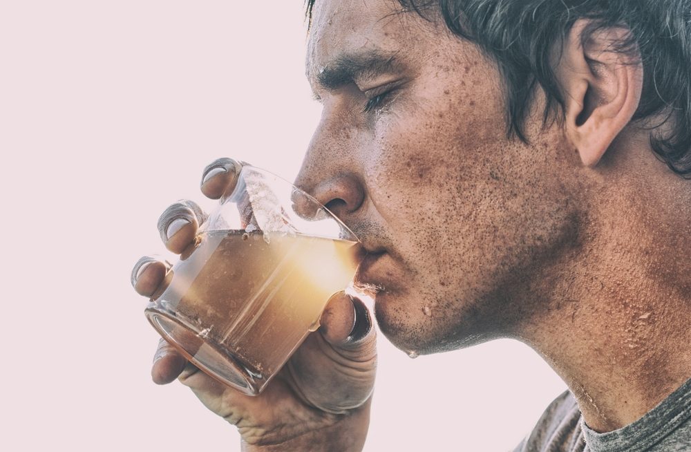 الماء الملوث يسبب العديد من الأمراض والمخاطر على الصحة - ShutterStock