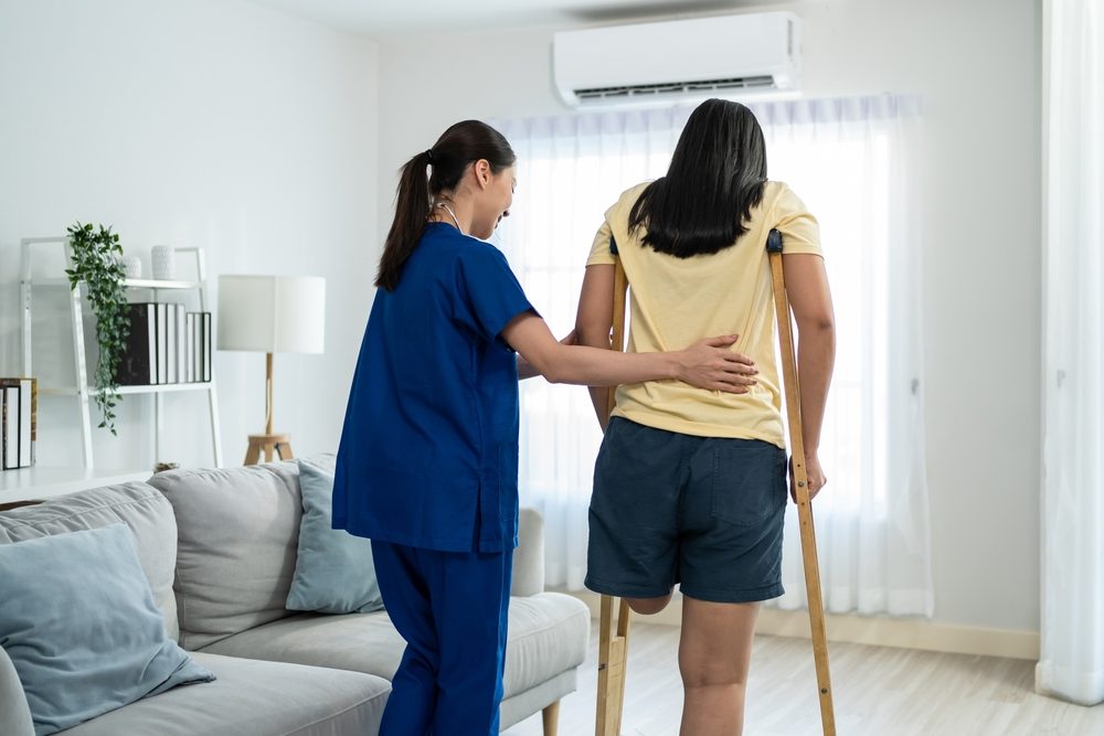 يحتاج المصاب إلى إعادة تأهيل قد تستغرق طويلاً - Shutterstock