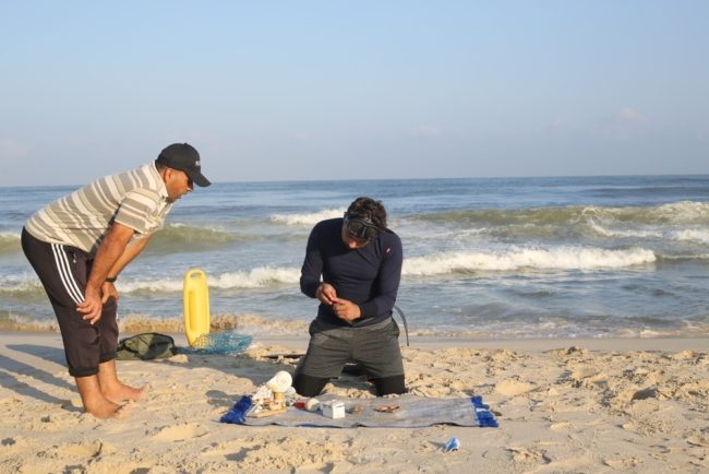 الاحتلال الإسرائيلي يواصل قطع المياه عن سكان غزة.. إليكم طريقة تحلية مياه البحر في المنزل