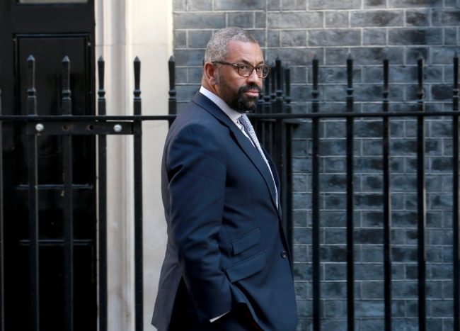 يعارض “وقف إطلاق النار” في الحرب على غزة.. من هو وزير داخلية بريطانيا الجديد جيمس كليفرلي؟