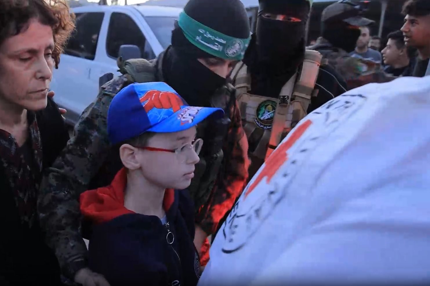 “القسام” تنشر فيديو يظهر تسليم مقاتليها الأسرى الإسرائيليين المفرج عنهم