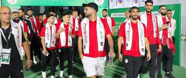 ستُلعب المباريات بدون حضور الجمهور.. الاتحاد الجزائري يستأنف مبارياته بعد توقفها؛ تعاطفاً مع فلسطين