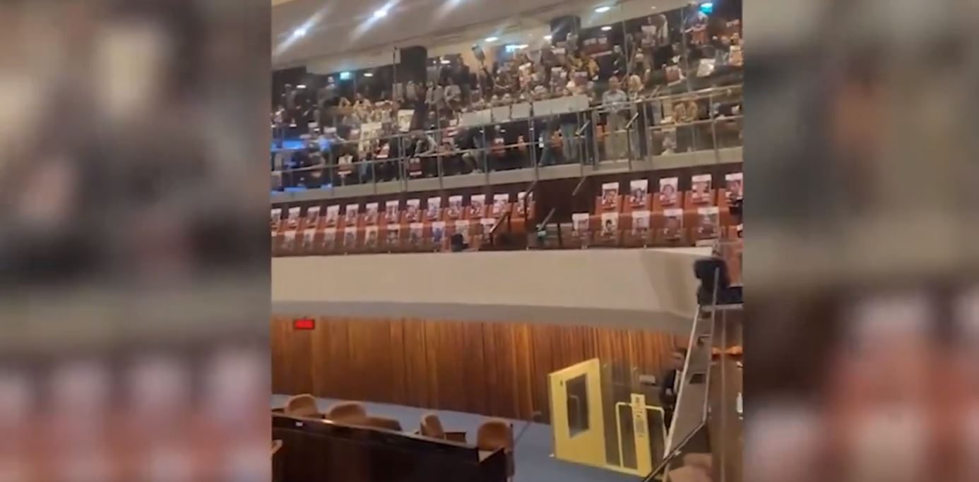 ظلوا يصرخون بينما كان يتكلم.. أهالي المحتجزين في غزة يحرجون نتنياهو ويقاطعون كلمته بالكنيست (فيديو)