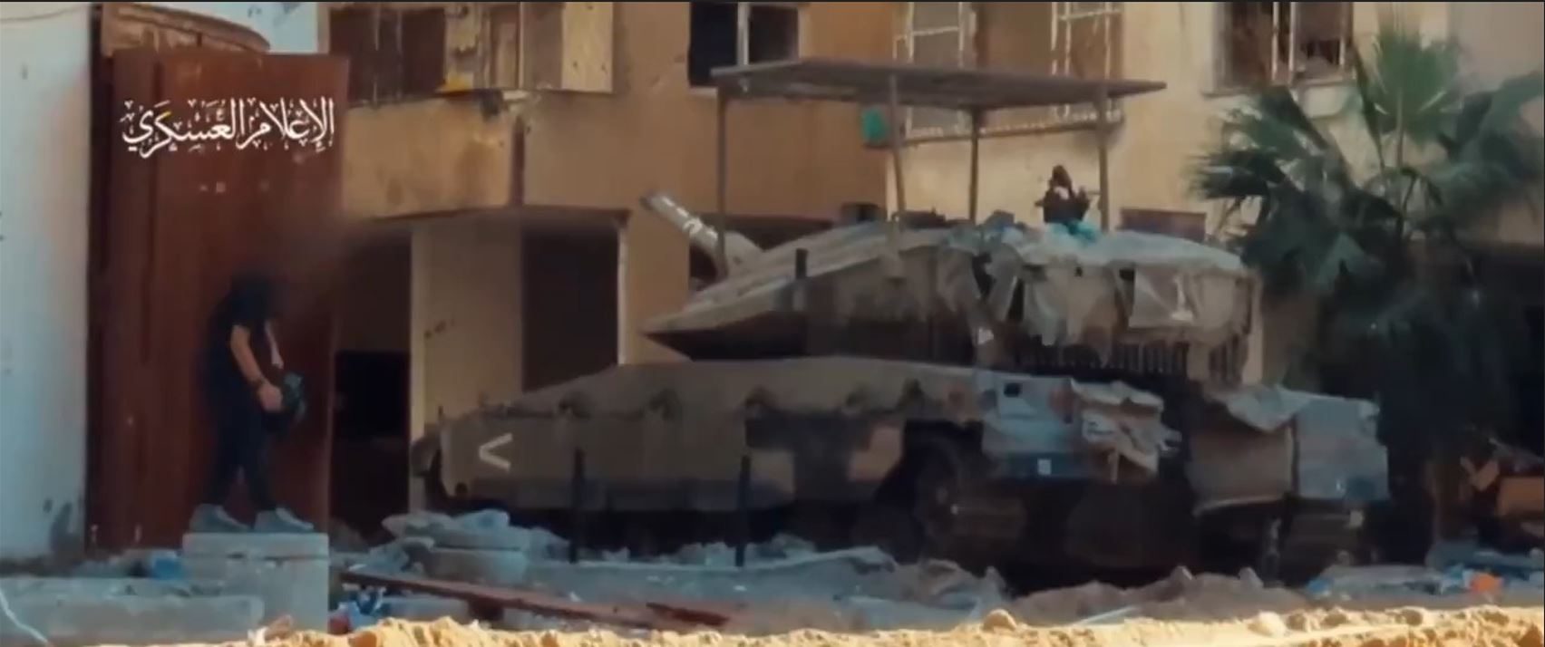 مقاوم تسلل وزرع قنبلة تحت دبابة والنيران تحيط بجنود الاحتلال داخل بناية.. فيديو جديد لـ”القسام” من غزة