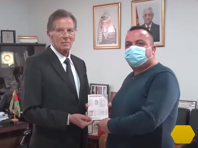 لحظة إستلام أيمن الديراوي جواز السفر الفلسطيني في تونس| مواقع التواصل