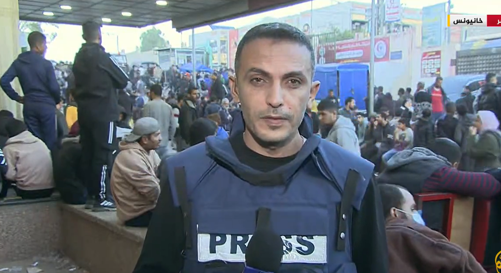 قُصِف منزلهم ببرميل متفجر.. مراسل لـ”الجزيرة” في غزة يحاول تمالك نفسه بعد استشهاد والديه وعائلته