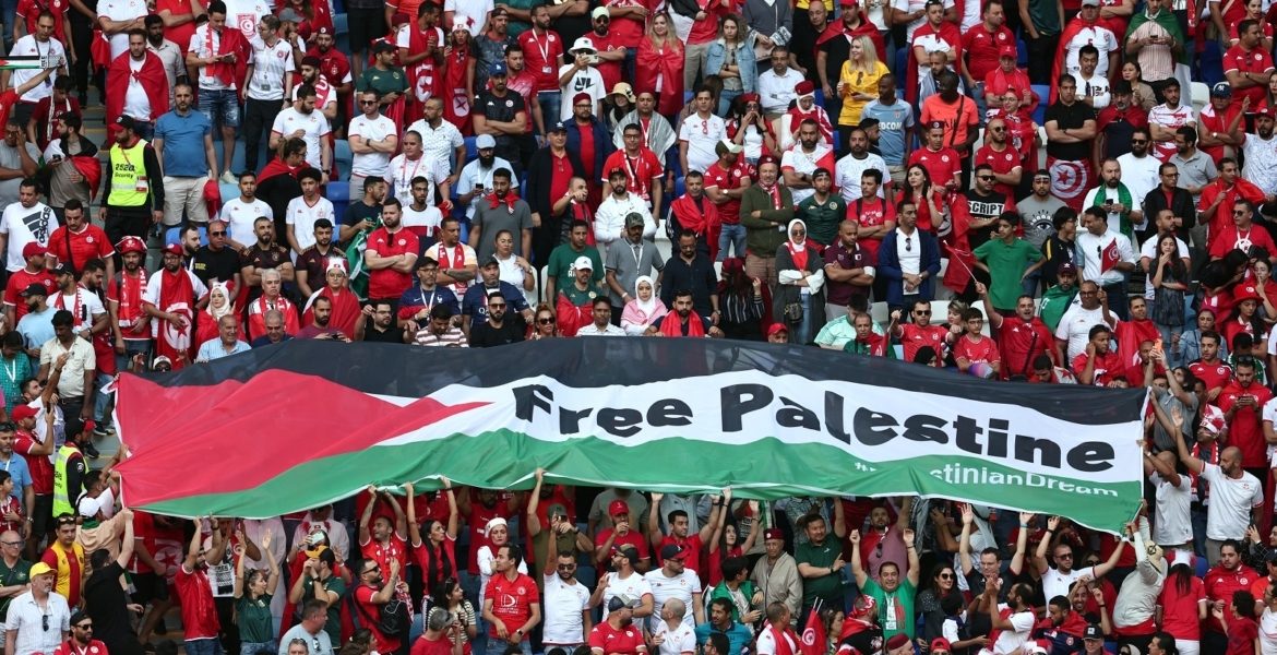 جماهير تونس رفعت علم فلسطين في كأس العالم 2022 - رويترز