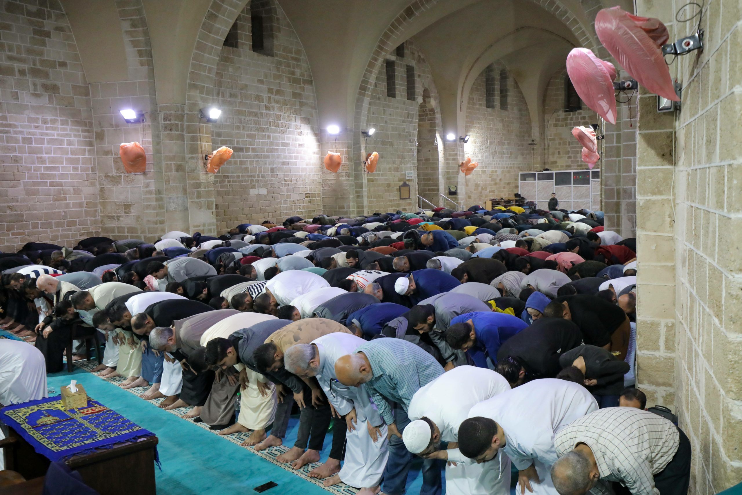 الاحتلال يقصف المسجد العمري التاريخي وسط غزة.. دمار كبير في المعلم الأثري الذي يعود لـ1400عام