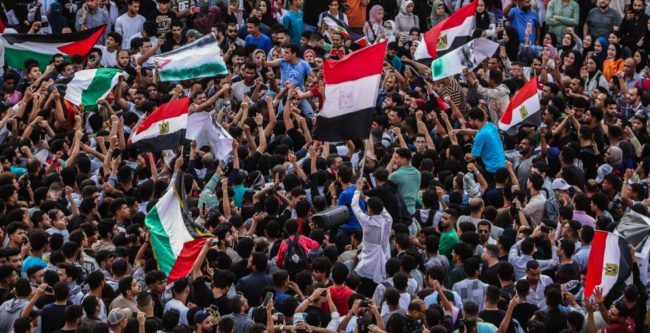 “الشعوب كلها بتتظاهر، إلا مصر حاكمها عساكر”.. فيديو لوقفة للصحفيين في القاهرة دعماً لغزة 