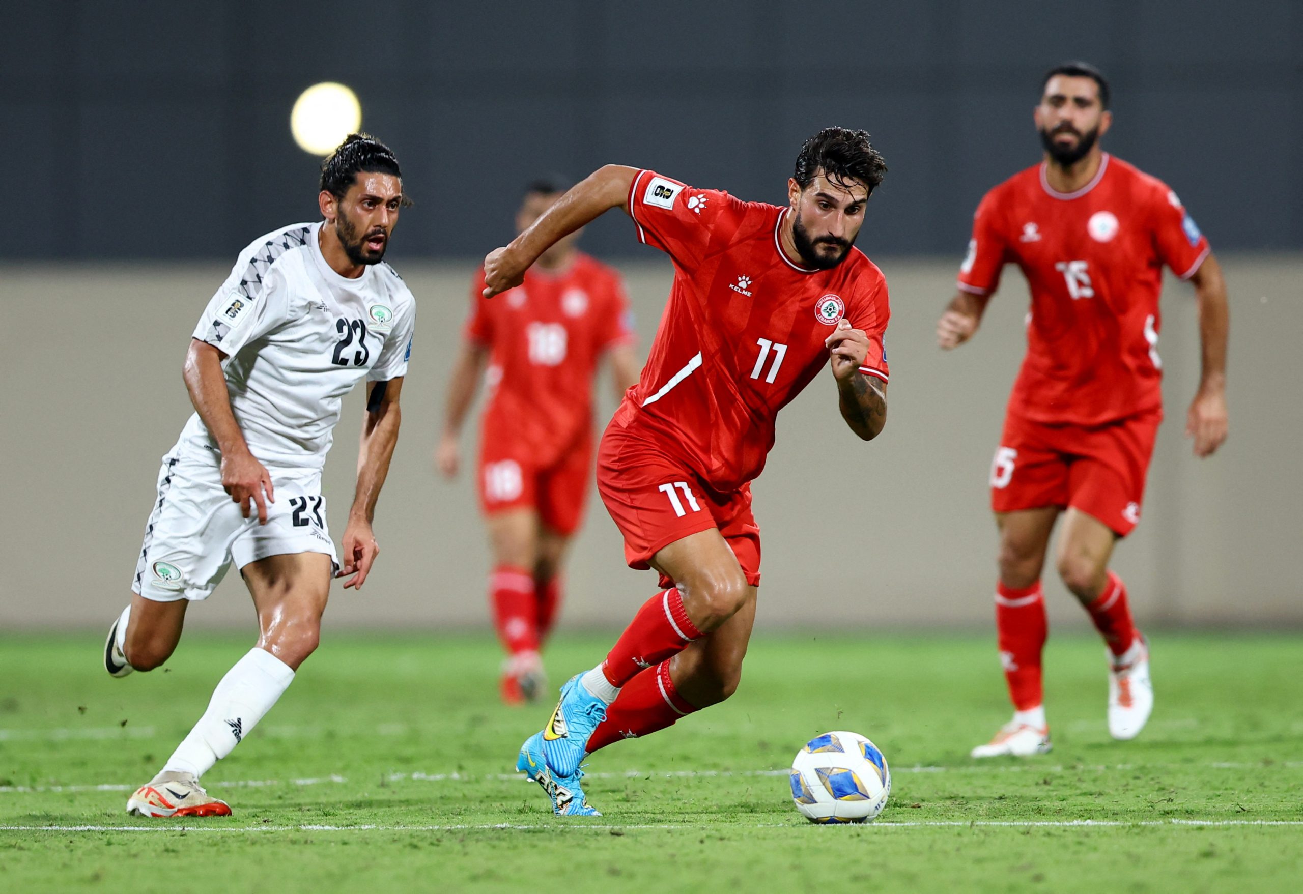 لاعب منتخب فلسطين عطا جابر بالقميص الأبيض - رويترز