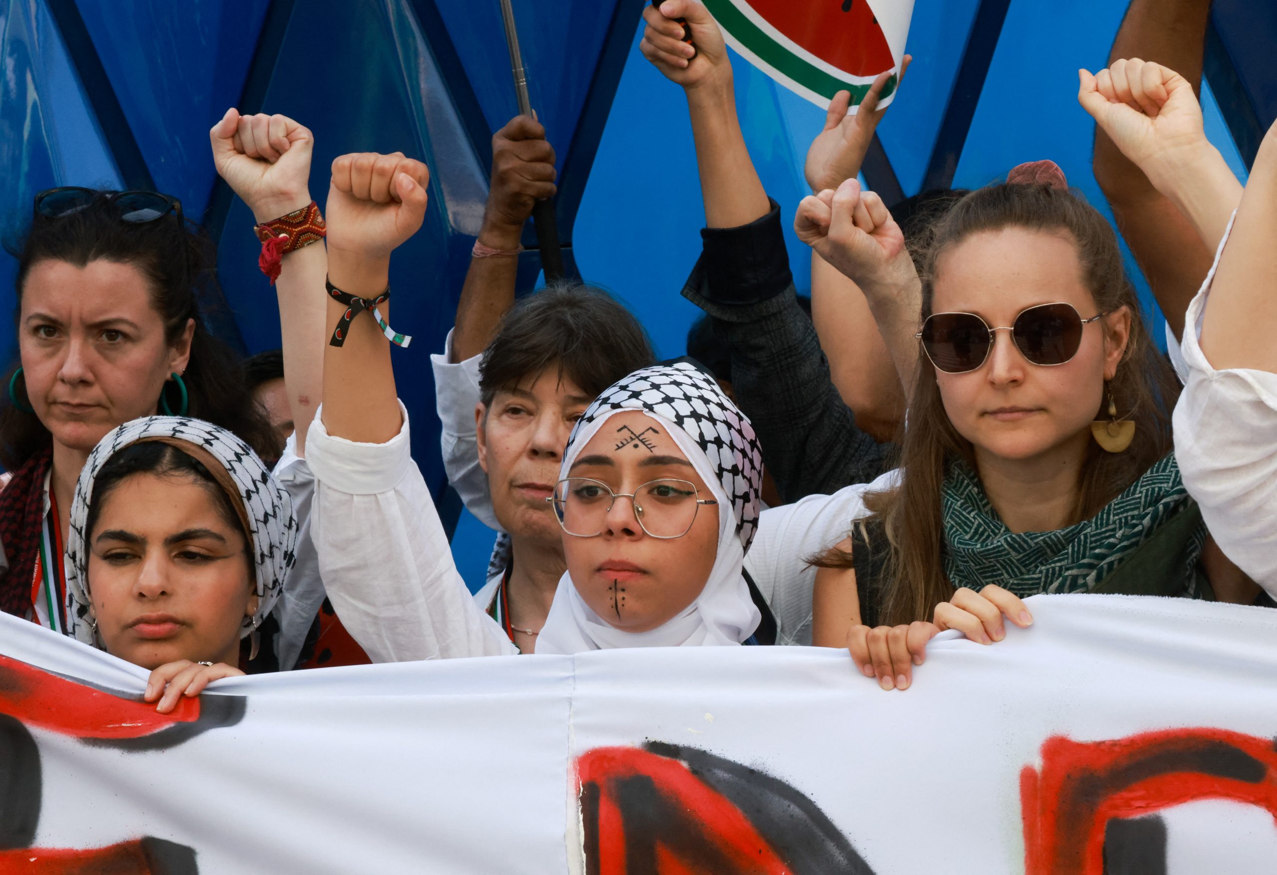 احتجاج أمام قمة المناخ بدبي نصرة لغزة.. المشاركون تحدوا منعهم رفع أعلام فلسطين ورددوا أسماء الشهداء (فيديو)