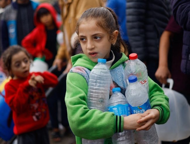 نساء قصصن شعورهن ونازحون يقللون من استخدام المرحاض! غياب المياه النظيفة يزيد معاناة سكان غزة