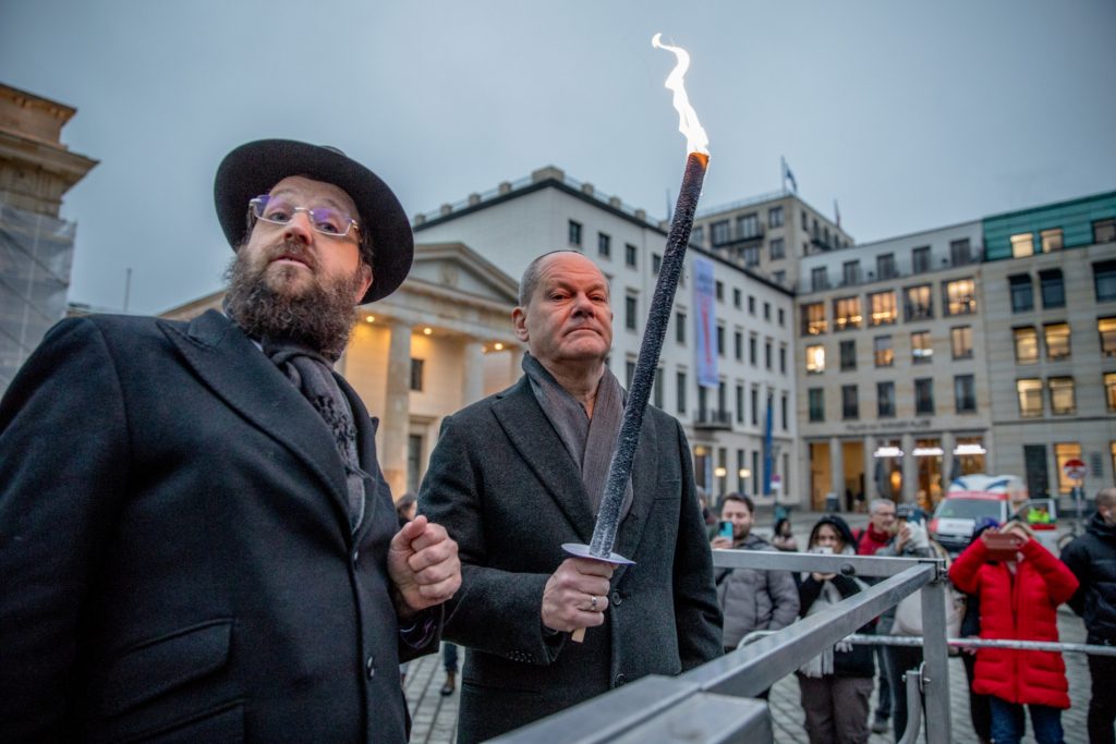 المستشار الألماني أولاف شولتز يشعل شمعة عيد الحانوكا اليهودي - رويترز