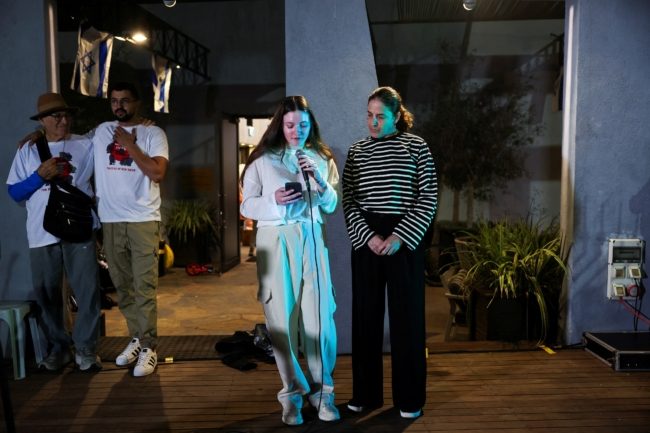 “حماس لم تتعرض لنا بأي أذى”.. محتجَزة إسرائيلية سابقة: عناصر المقاومة بغزة تعاملوا معنا باحترام