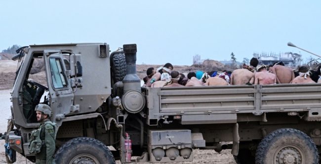 لوحة عليها عَلَم إسرائيل وآية قرآنية! الاحتلال ينشر لقطات “مهينة” لأسرى فلسطينيين في قطاع غزة