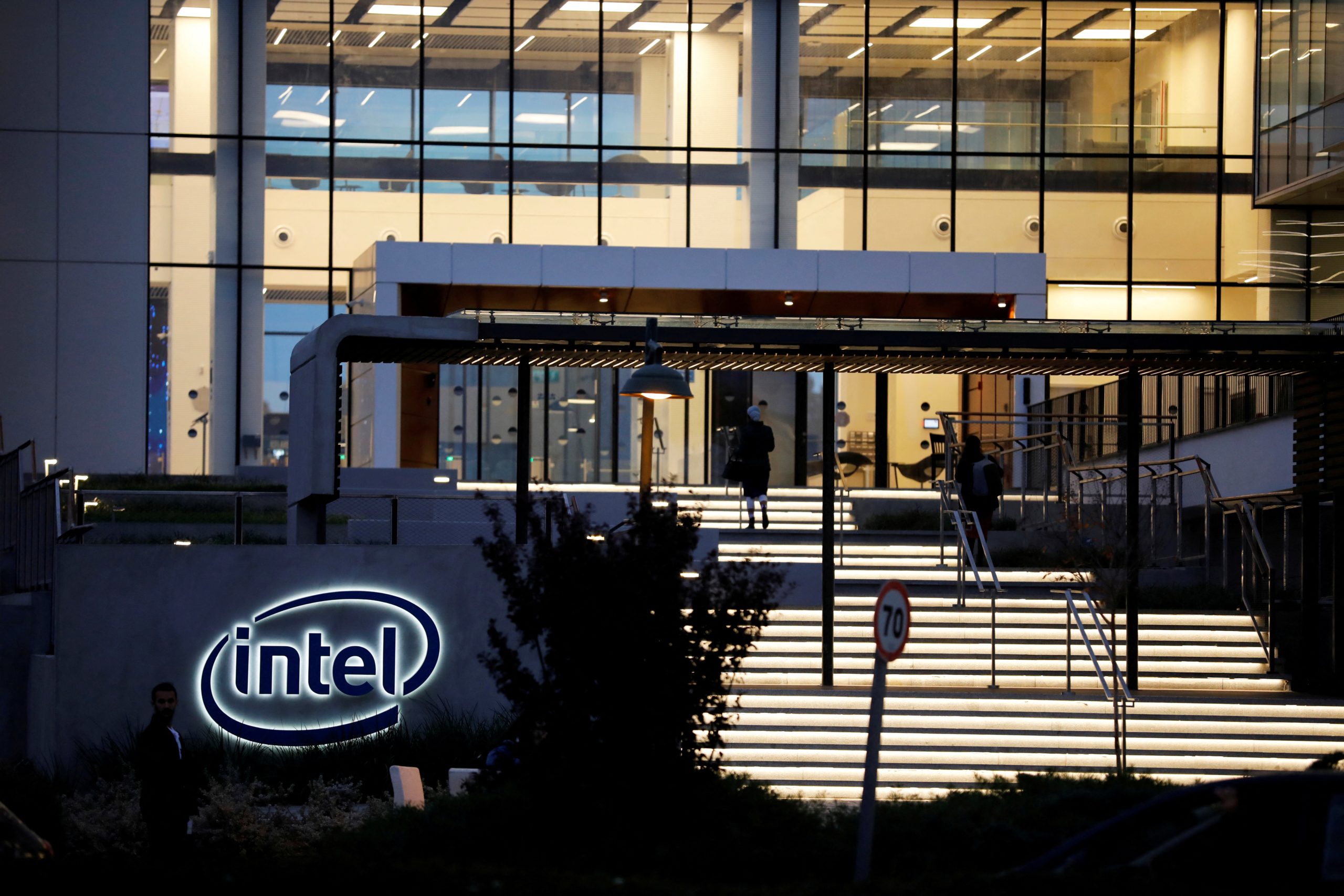 “أكسيوس” يكشف عن صفقة بين إسرائيل و Intel الأمريكية.. تل أبيب دفعت لها 3.2 مليار دولار!