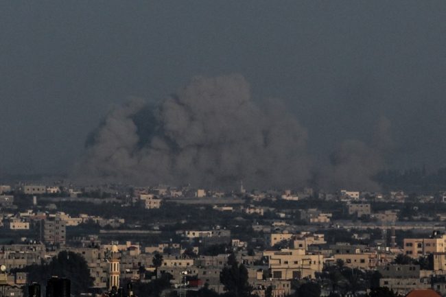 الاحتلال يركّز غاراته على خان يونس جنوب غزة.. ارتكب 12 مجزرة جديدة مع تواصل انقطاع الاتصالات