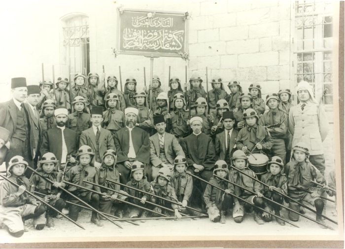 كشافة مدرسة روضة المعارف مع أفراد النادي العربي، القدس، 1920 - أرشيف المتحف الفلسطيني