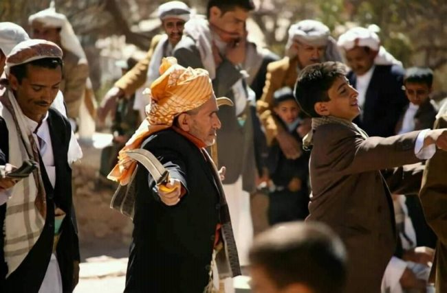 رقصات شعبية على  ظهر سفينة “غالاكسي ليدر”.. ماذا تعرف عن رقصة البرعة اليمنية؟