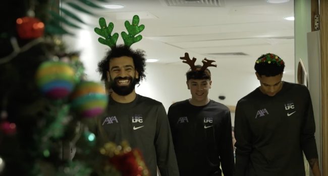 بمناسبة الكريسماس.. محمد صلاح يشارك في زيارة لمستشفى أطفال بإنجلترا